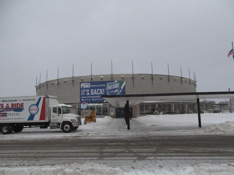 File:Utica Memorial Auditorium Exterior- December 15, 2013.jpg
