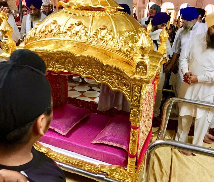 File:2017 sukhasan ritual palki palanquin for Guru Granth Sahib every night, Golden temple Amritsar.jpg