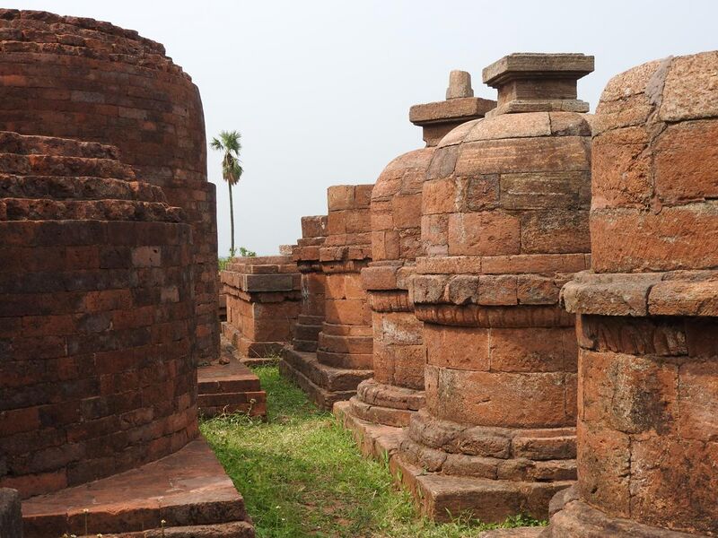 File:Stupas of Udayagiri.jpg