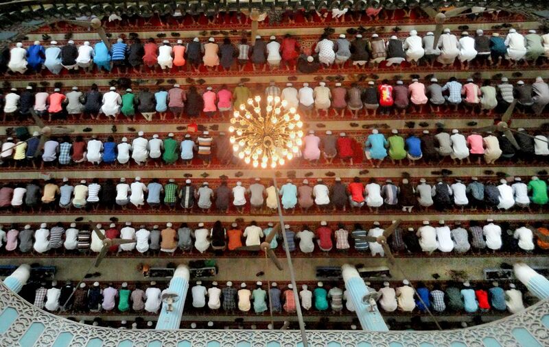 File:Muslims praying in a Masque in Bangladesh.jpg