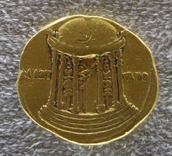 Augusto, aureo con tempio di marte ultore.JPG