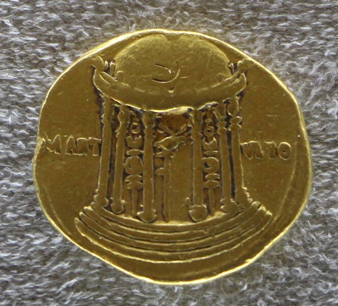 File:Augusto, aureo con tempio di marte ultore.JPG