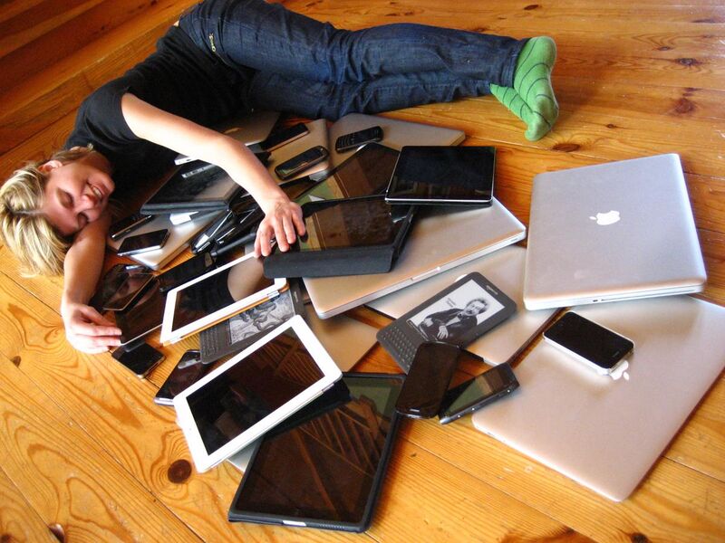 File:Cuddling with multiple devices.jpg