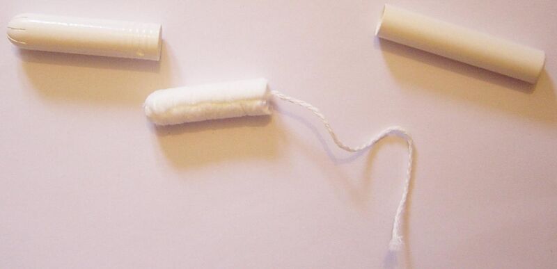 File:Elements of a tampon with applicator.jpg