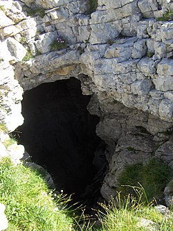 Entrée du scialet de la Nymphe émue située à 2035 m.jpg