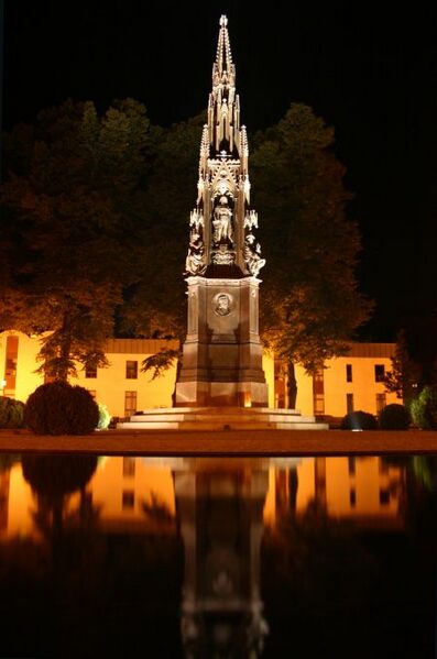 File:Greifswald - Rubenowdenkmal bei Nacht.jpg