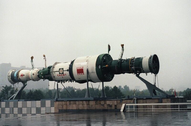 File:Model of Salyut-7 with two Soyuz spacecrafts.JPEG