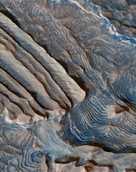 File:Periodic Layering in Becquerel Crater, Mars.jpg