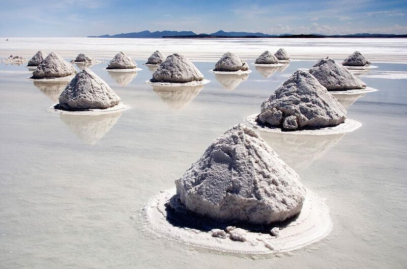 File:Piles of Salt Salar de Uyuni Bolivia Luca Galuzzi 2006 a.jpg