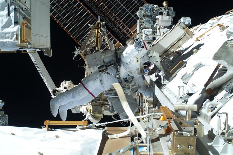 File:Mastracchio During STS-131 EVA 2.jpg
