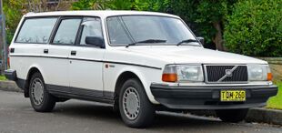 1988-1991 Volvo 240 GL station wagon (2011-06-15) 01.jpg