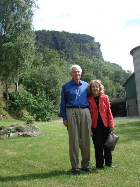 File:Gene and Marian Amdahl in front of the "Amdahl troll".JPG