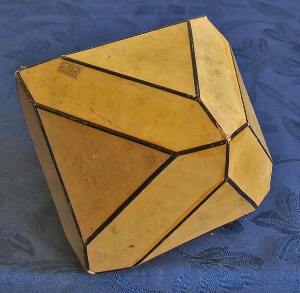 File:Modell, Kristallform Oktaeder-Rhombendodekaeder -Krantz 432-.jpg