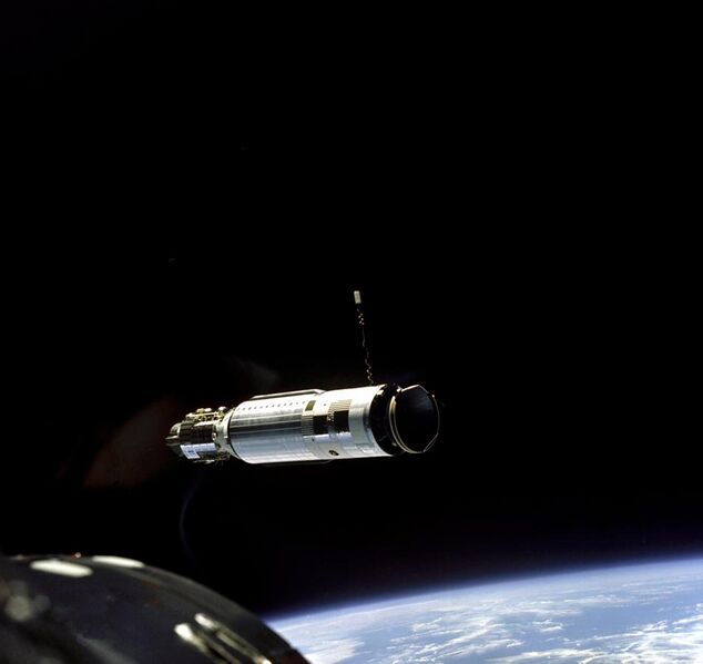 File:The First Docking in Space - GPN-2000-001344.jpg