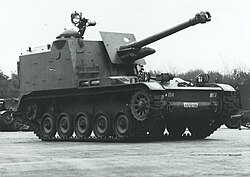 Een op een parkeerplaats opgestelde AMX 105 mm PRA houwitser (2155 007537).jpg