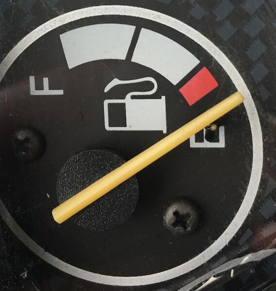 File:Fuel tank pictogram on 50 ccm scooter.jpeg