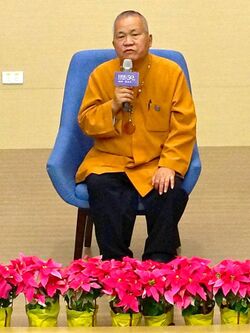 Grand Master Huen-Yuan talking on the stage 20211204c.jpg