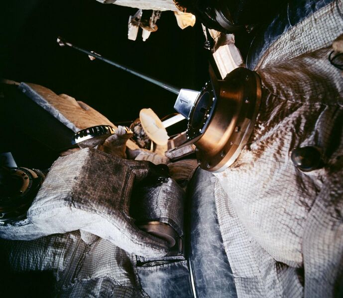 File:Lyappa arm and attach fixture on Mir.jpg