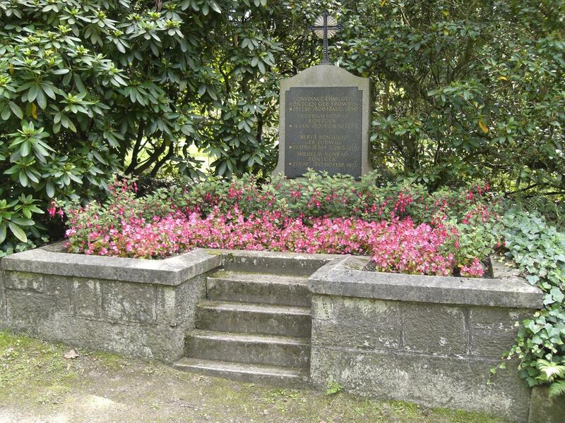 File:Roentgen family-grave-Giessen-Alter Friedhof-2011-07.jpg