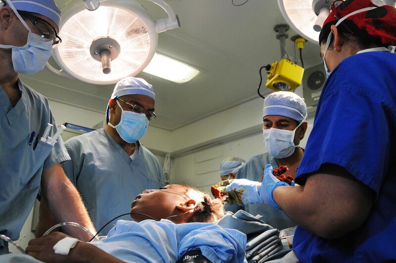 File:Sanjay Gupta & medical team prepare for brain surgery on USS Carl Vinson (CVN-70) 2010-01-18.jpg