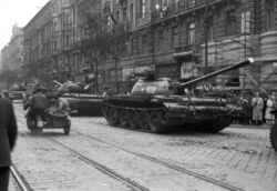 Szent István körút a Falk Miksa (Néphadsereg) utca felől a Honvéd utca felé nézve. A szovjet csapatok ideiglenes kivonulása 1956. október 31-én. Fortepan 24787.jpg