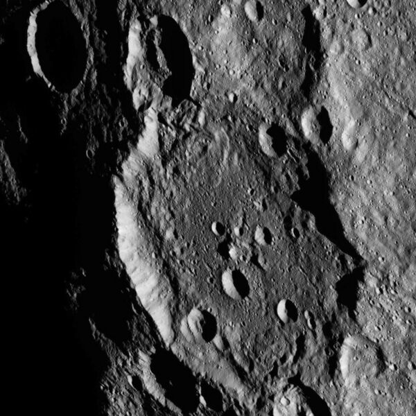 File:PIA19982-Ceres-DwarfPlanet-Dawn-3rdMapOrbit-HAMO-image40-20150920.jpg