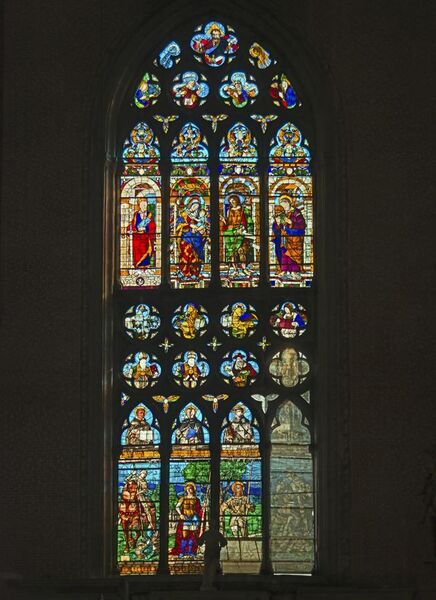File:Stained glass window of right transept of Santi Giovanni e Paolo (Venice).jpg