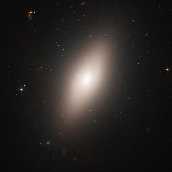 File:NGC 4660HST.jpg
