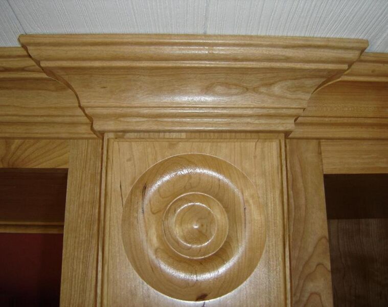 File:Pilaster topped with crown molding.jpg