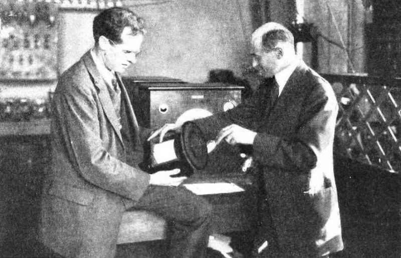 File:Edward Kellogg & Chester Rice with cone speaker 1925.jpg