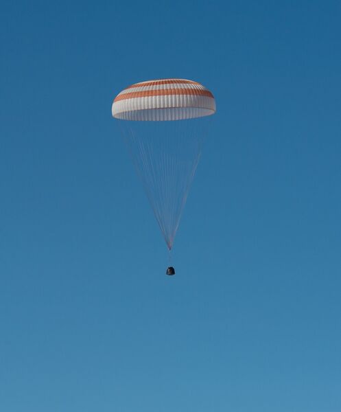 File:Soyuz TMA-07M descending with its main parachute deployed.jpg