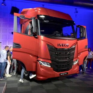 2019 Iveco S-Way in Madrid.jpg