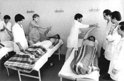 Bundesarchiv Bild 183-1986-1126-015, Nordhausen, Ausbildung von Physiotherapeuten.jpg