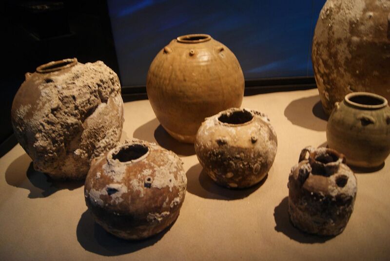 File:Packing and storage jars from the Belitung shipwreck, ArtScience Museum, Singapore - 20110618.jpg
