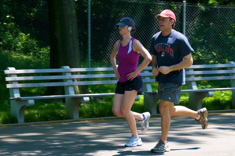 File:Jogging couple.jpg