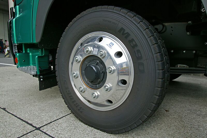 File:Alcoa alloy wheel 001.jpg