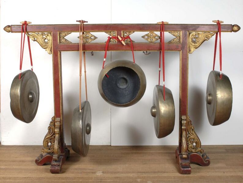 File:COLLECTIE TROPENMUSEUM Gong hangend aan een standaard onderdeel van gamelan Slendro TMnr 500-26a.jpg