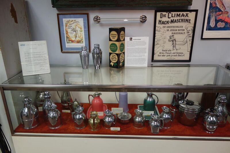 File:Universal Stanley vacuum bottles - New Britain Industrial Museum - DSC09891.JPG