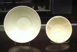 Chinese white ware and Iraqi earthenware bowls 9th 10th century both found in Iraq.jpg