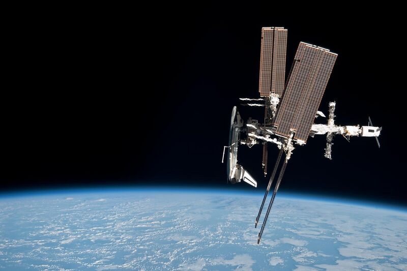 File:ISS and Endeavour seen from the Soyuz TMA-20 spacecraft 29.jpg