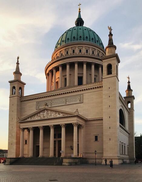File:Nikolaikirche mit Tympanon.jpg