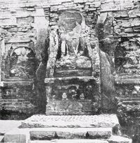 Vajrasana under Buddha statue.jpg