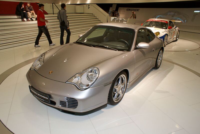 File:Porsche 911 2003 Carrera 3.6 Coupè 40Jahre LSideFront PorscheM 9June2013 (14826018598).jpg