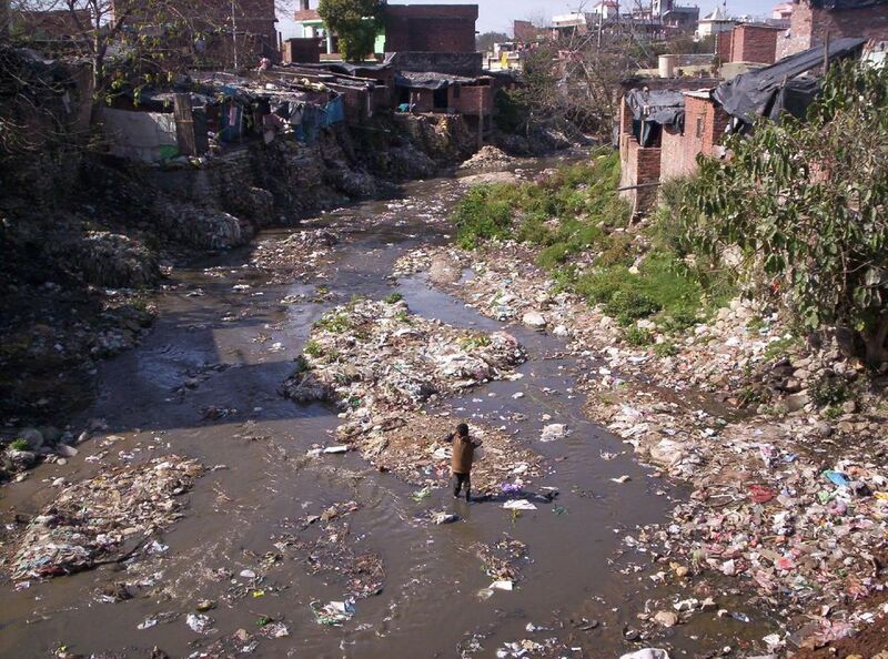 File:Slum and dirty river.jpg