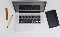 Apple-desk-laptop-macbook-pro (23699397893).jpg