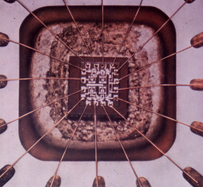 File:Integrated circuit wire bonded.png
