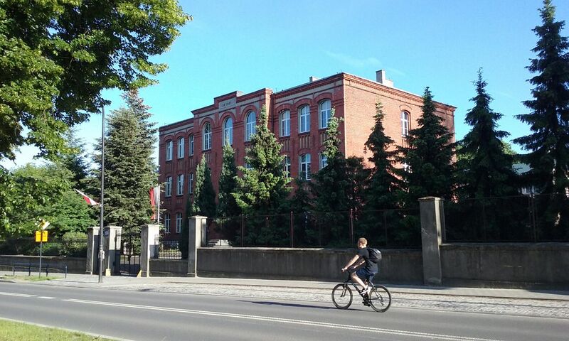 File:Jarosław Dąbrowski 1st Lyceum in Tomaszów Mazowiecki. For years, the school has been listed among the best Polish high schools.jpg