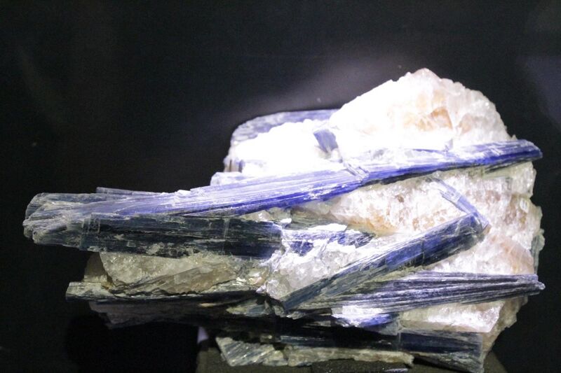 File:Kyanite within quartz, as collected by Dr John Hunter, Hunterian Museum, Glasgow.jpg