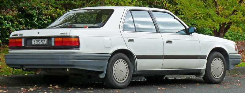 File:1987-1989 Mazda 929 (HC) sedan (2011-04-28) 02.jpg