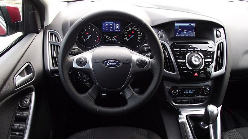 File:2013 Ford Focus Mk3 Titanium 1.0 EcoBoost Turbo 125 PS 92 kW Cockpit Interieur Innenraum.jpg